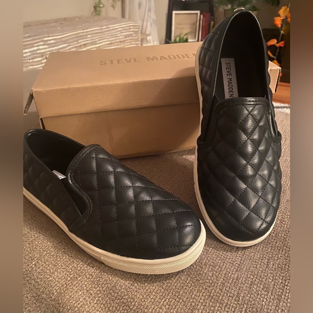 Steve Madden Leather Sneaker Size 7 WIDE